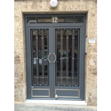 Birinci Ferforje apartman giriş kapıları